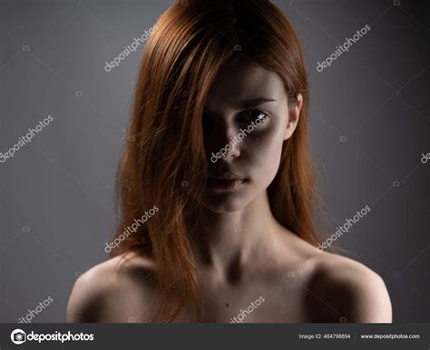 Mulher Modelo Close Up Ombros Nus Cabelo Vermelho Fundo Escuro Fotografias De Stock
