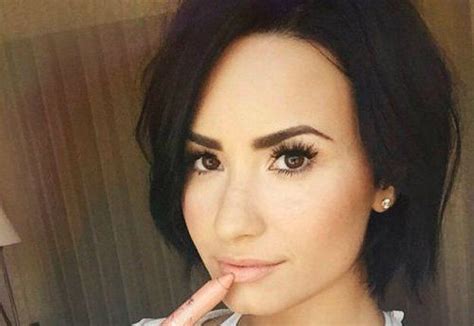 7 Times Demi Lovato Nailed Her Bob Haircut Makeup Tutorials Demi