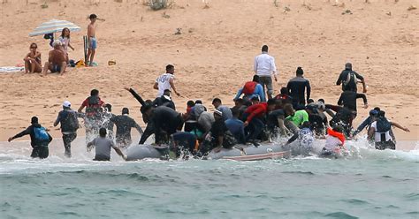 Des Migrants Accostent Sur Une Plage Espagnole Sous Le Regard Des Touristes Le Huffpost