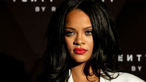 Rihanna Says She Turned Down Super Bowl To Support Colin Kaepernick
