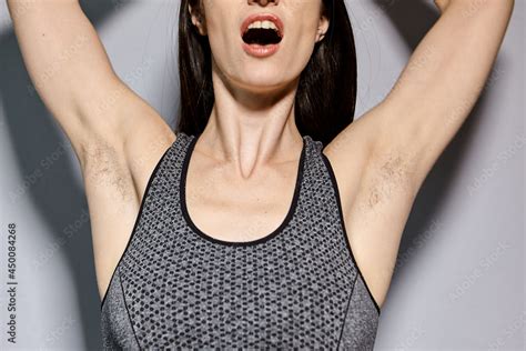 Foto De A Woman Raised Her Hand To Show The Hair Under Her Armpits A