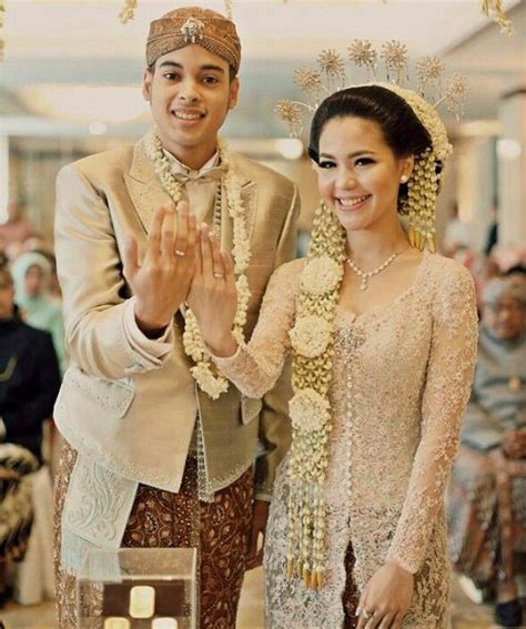 Jika berbicara tentang model baju terdapat banyak sekali pilihan model gamis modern terbaru yang hadir di pasaran. jas pengantin prianya.. wow | kebaya | Pinterest | Kebaya, Javanese wedding and Javanese