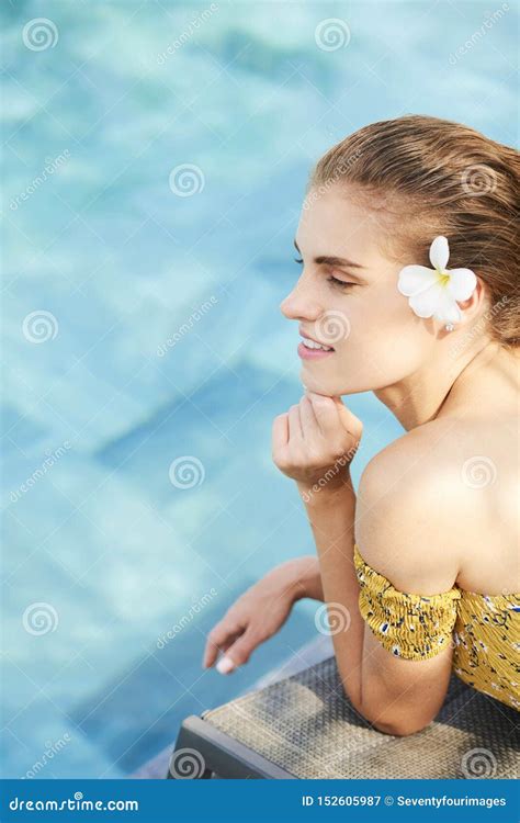 H Bsche Frau Am Swimmingpool Stockbild Bild Von Bikini Erwachsener