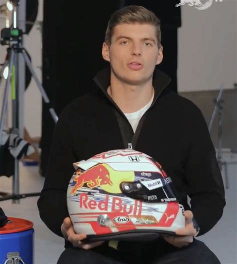Max presenteert zijn nieuwe helm (bron Max Verstappen toont nieuwe helm: 'Ik wilde echt iets ...