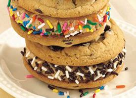 Mmm, when i visit a local beach i always visit a coffee shop that sells ice cream cookie sandwiches and always think i should make them at home. Caramel Coffee Ice Cream Sandwiches Recipe