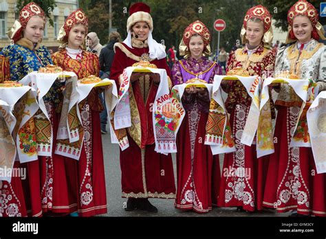 russische frauen mit brot und salz traditionelles ritual willkommen gäste während der feier
