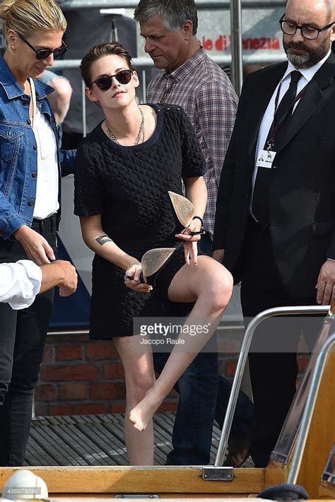 Liz On Twitter Taking Her Shoes Off Kristen Stewart Everyone 😎👑