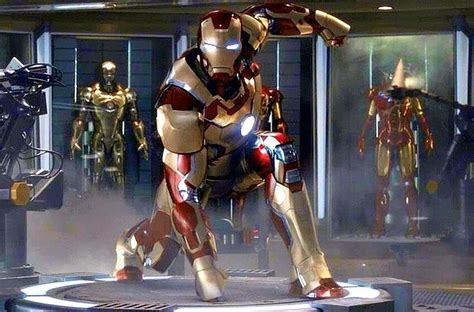 In pena per la sicurezza di pepper e in preda a crescenti e fino ad ora sconosciuti attacchi di panico, iron man si ritrova chiamato all'azione su più fronti, proprio nel momento di massima debolezza. Why Marvel's Iron Man 3 is most definitely a Christmas movie