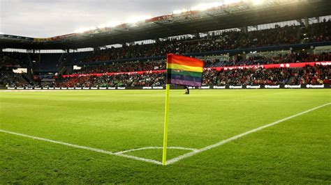 Die südamerikaner haben sich seit 1982 nicht mehr für eine wm qualifiziert und dänemark hat die wm. Fußball: Eckfahnen bei Deutschland gegen Dänemark in ...