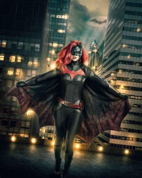 première image de ruby rose en tant que batwoman une super héroïne lesbienne nouvelles gays