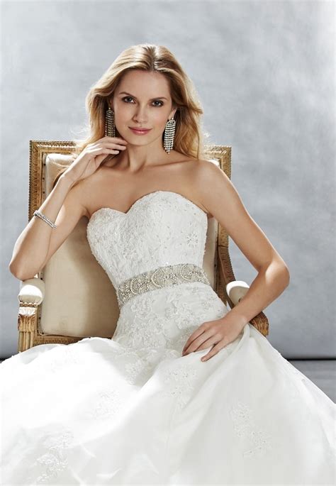 Flattering Wedding Dresses That Show Off Your Best Feature