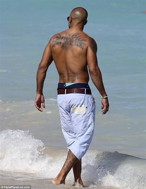 Shemar Moore Shows Off His Buff Body As Hes Fawned Over By Bikini Babes On Miami Beach Daily