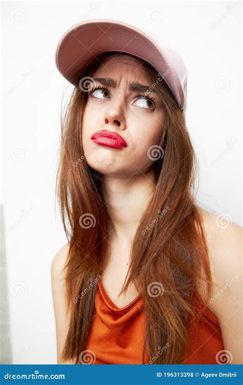Mujer Con Una Gorra Una Mirada Triste En Su Cabeza Ropa De Moda Foto De