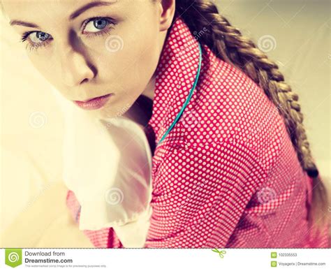 Jeune Femme Triste Dadolescent Sasseyant Sur Le Lit Image Stock