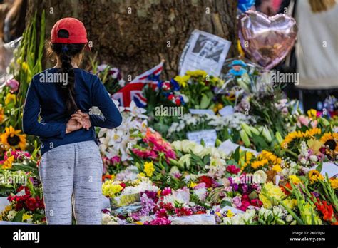 London, UK. 11th Sep, 2022. Mourners gather to see and deposit flowers
