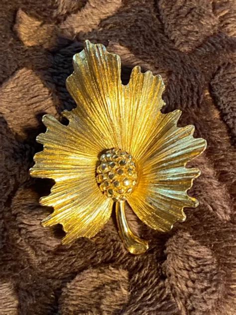 Vintage Gold Tone Monet Leaf Pin Brooch 2 999 Picclick