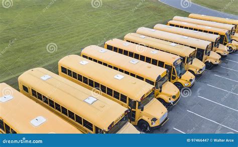 Autobuses Escolares Parqueados En La Escuela Imagen De Archivo Imagen