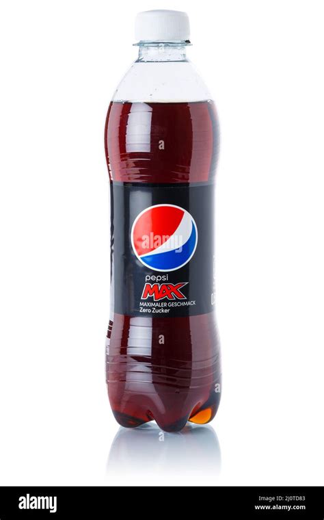 Pepsi Max Cola Bebida suave de limón en una botella de plástico cortada aislada sobre un fondo