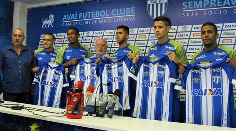 The squad overview lists all player stats for a selected season. Avaí Futebol Clube » Avaí apresenta reforços para a temporada