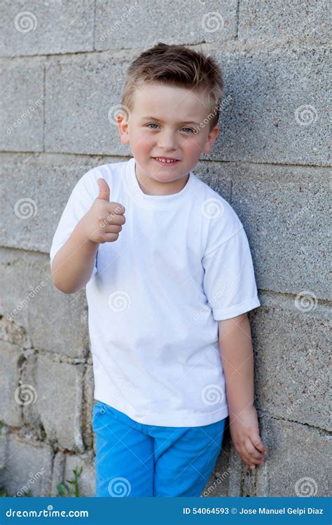 Muchacho Sonriente Con Los Ojos Azules Que Dice Muy Bien Imagen De Archivo Imagen De Escuela