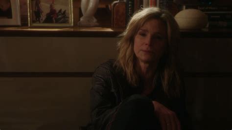 Exclusive Ten Days In The Valley Premiere First Look Kyra Sedgwick Is Distraught Over