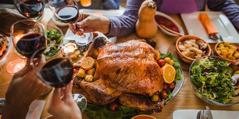 A thanksgiving grand buffet will be served in the hotel's grand ballroom. Craig\'S Thanksgiving Dinner : Daniel Craig Carves A Thanksgiving Turkey With The Cast Of Knives ...