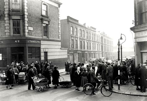 Crowds Gather At The End Of 10 Rillington Place London Pictures London