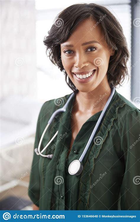 Retrato Del Doctor De Sexo Femenino Sonriente With Stethoscope Standing