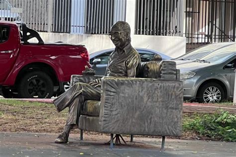 Estátua de Manoel de Barros terá novo pé e reforma em Campo Grande