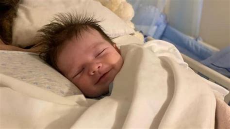 ¡conmovedor Bebé Sonríe En Los Brazos De Su Madre Que