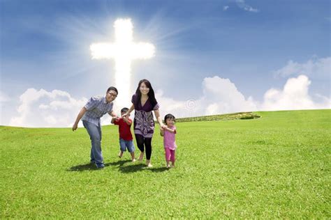Familia Cristiana Que Se Ejecuta En Parque Imagen De Archivo Imagen