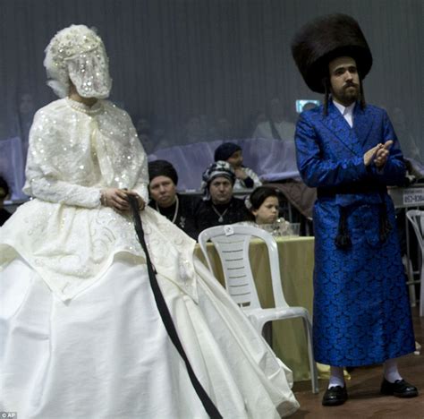 Ultra Orthodox Jewish Wedding In Israel Sees Thousands Of Guests Gather Together Daily Mail Online