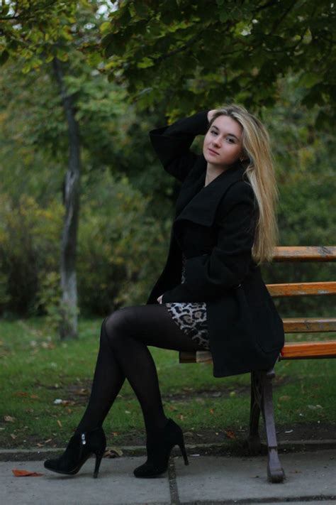 Блондинка в черных колготках в на скамейке Лучшие фото девушек в