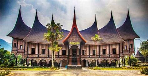 Pohon ini dianggap penting di thailand, khususnya dalam pembuata. Rumah Adat Padang : Ciri Khas, Keunikannya + Gambar (Lengkap)