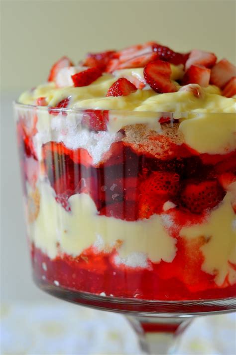 The strawberry jello filling in this strawberry jello cake is sandwiched between the russian biskvit cake layers. Craftily Ever After: Strawberry Shortcake Trifle