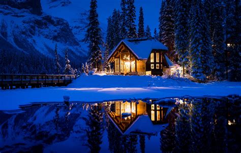 Обои зима лес снег горы ночь мост озеро отражение Канада домик