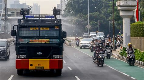 Potret Polda Metro Semprot Jalan Protokol Pakai Water Cannon Untuk