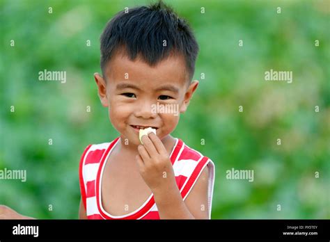 niño vietnamita retrato cai be vietnam fotografía de stock alamy