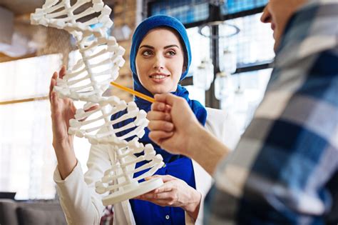For many genetic counselors, the first step to becoming a genetic counselor is to earn an undergraduate bachelor's degree that includes coursework in genetics, biochemistry, psychology and statistics. How to Become a Genetic Counselor | Careers In Healthcare