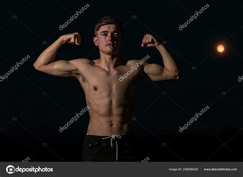 Young Adult Male Flexing His Arm Muscles Twilight — Stock Photo