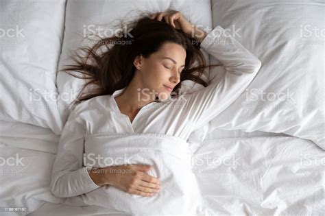 평화로운 아름다운 아가씨 편안한 침대에서 자고 상단 보기 가정 생활에 대한 스톡 사진 및 기타 이미지 Istock