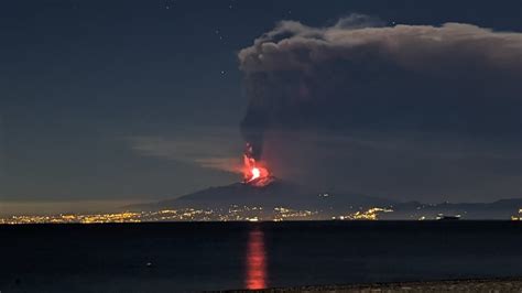 🌋 Mt Etna Erupts Turning The Sky Red Sicily Italy 🇮🇹 February 10