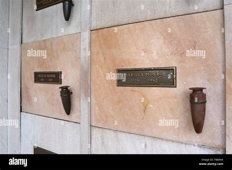 Marilyn Monroe Und Hugh Hefner Grab Auf Dem Westwood Village Memorial