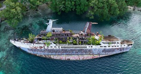 Tourists Sunbathe Metres Away From Wreck Of Abandoned Cruise Ship Mirror Online