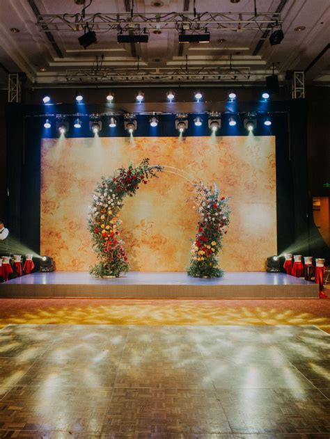 Amazing Ballroom Wedding Stage Design | Warm Color Palette | Dekorasi
