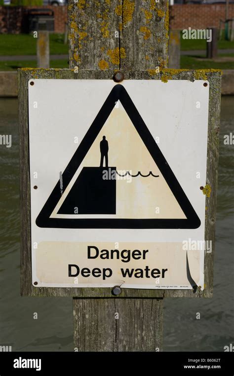 Danger Deep Water Sign Signs Hi Res Stock Photography And Images Alamy