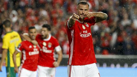 Kariyer sayfasında haris seferović isimli futbolcunun sezon bazında takımının yer almış olduğu turnuvalardaki maç, gol, asist, sarı kart, kırmızı kart, oyuna girme, oyundan alınma, ilk onbirde. Seferovic 50 jogos I Liga Benfica Paços Ferreira - SL Benfica