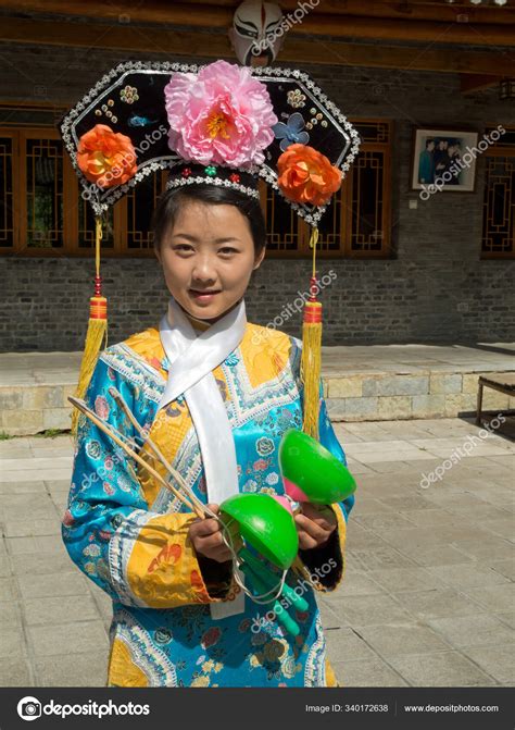 Chica Manchuria Con Diabolo Ropa Tradicional Con Juguetes — Foto De