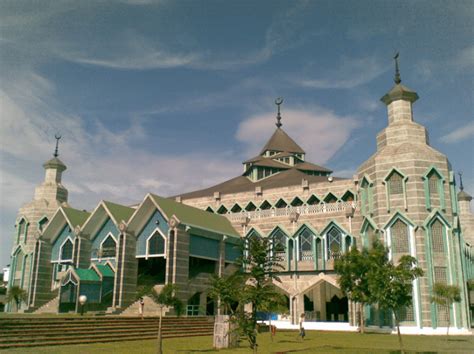 10 Masjid Terbesar Di Indonesia
