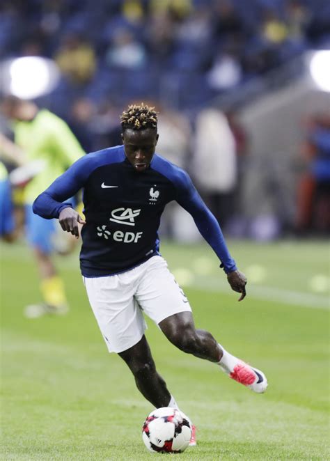 Benjamin Mendy signs with Manchester City